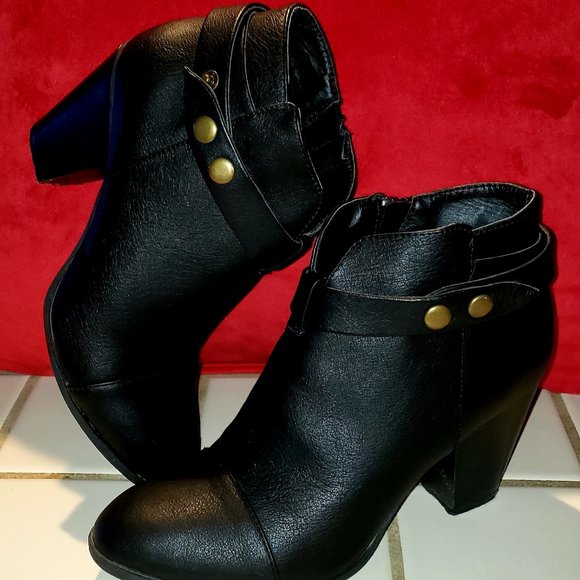 AMERICAN EAGLE BKACK FAUX LEATHER CHIC & SLEEK STYLISH ANKLE BOOTS 8 - Picture 7 of 8